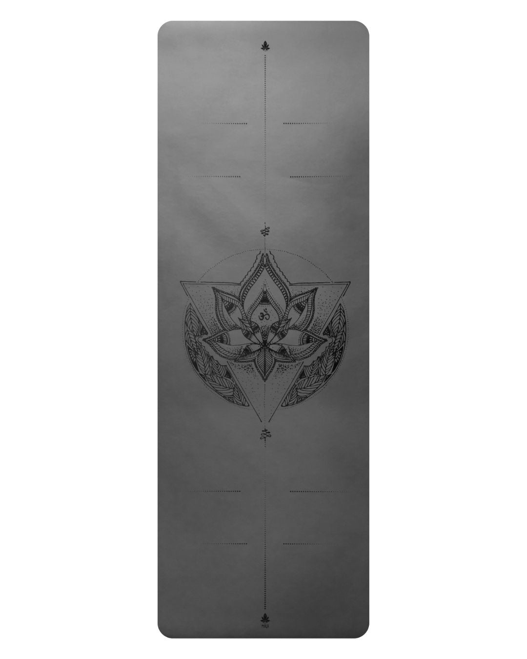 Non Slip PU Yogamatte von MALA Yoga im Design Black Lotus in schwarz mit lasergraviertem Lotus und Ausrichtungslinien.
