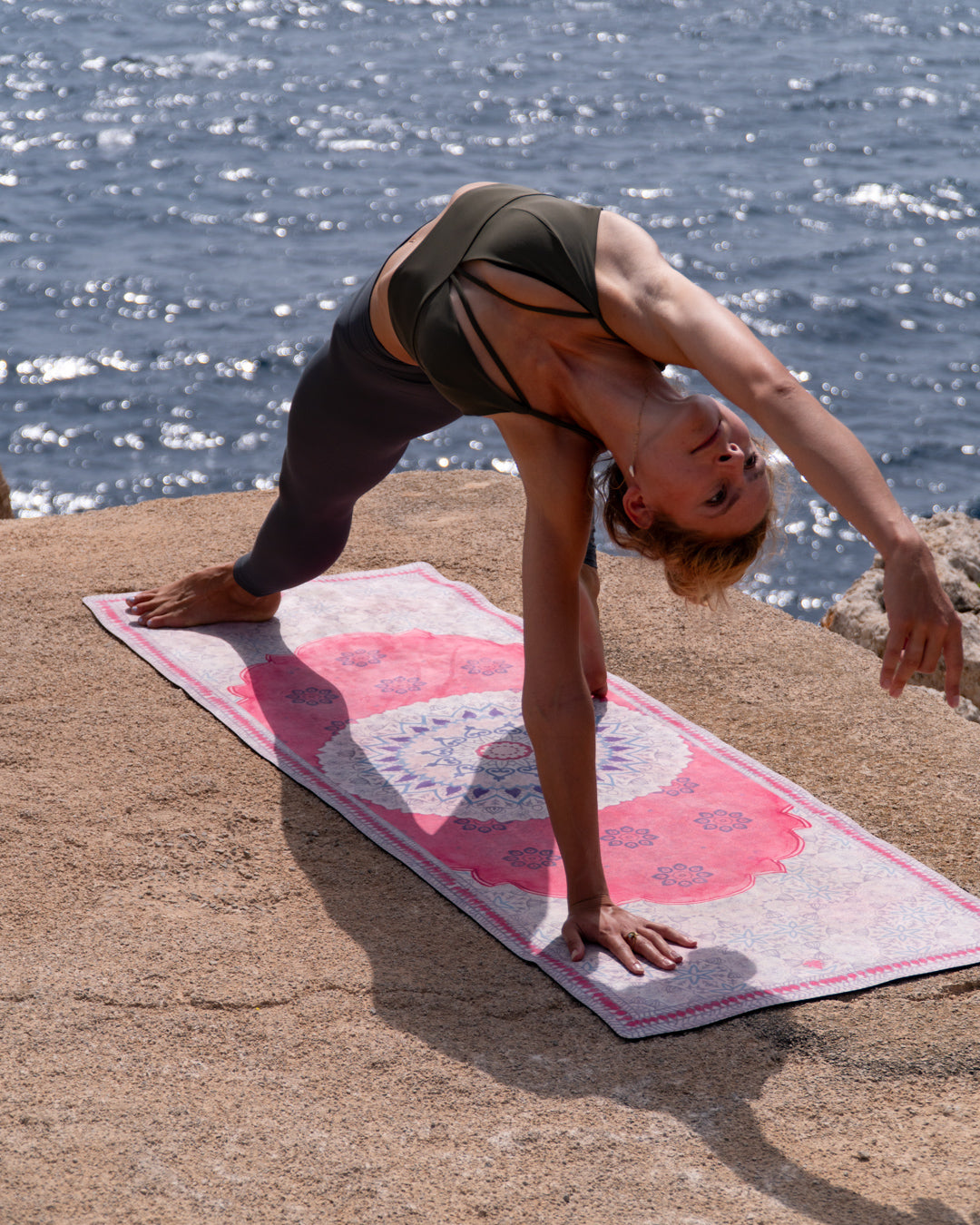 Frau in Yogapose auf 2-in-1-Yogamatte und Handtuch von MALA Yoga im Design Flying Carpet. Yogamatte mit Mandala Muster.