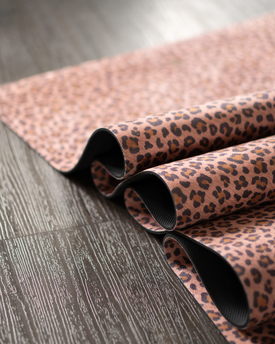 2-in-1-Yogamatte und Handtuch von MALA Yoga im Design Honey Leopard in warmen Farben.