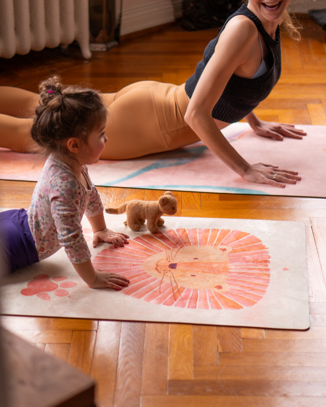 Kind macht Yoga auf Kinder Yogamatte von MALA im Design Little Lion mit Löwen und Löwentatzen in Wasserfarben