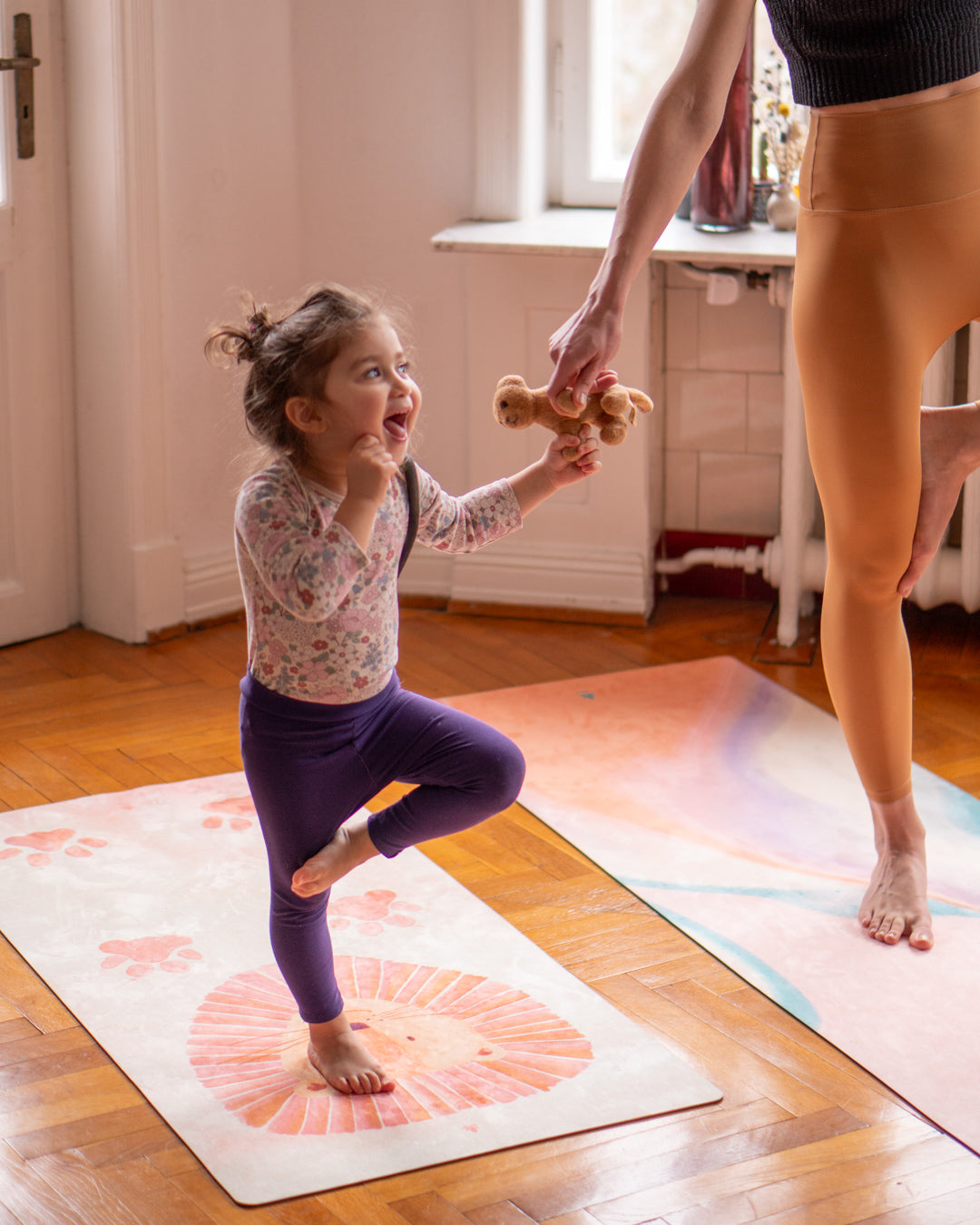 Kind spielt auf Kinder Yogamatte von MALA im Design Little Lion mit Löwen und Löwentatzen in Wasserfarben