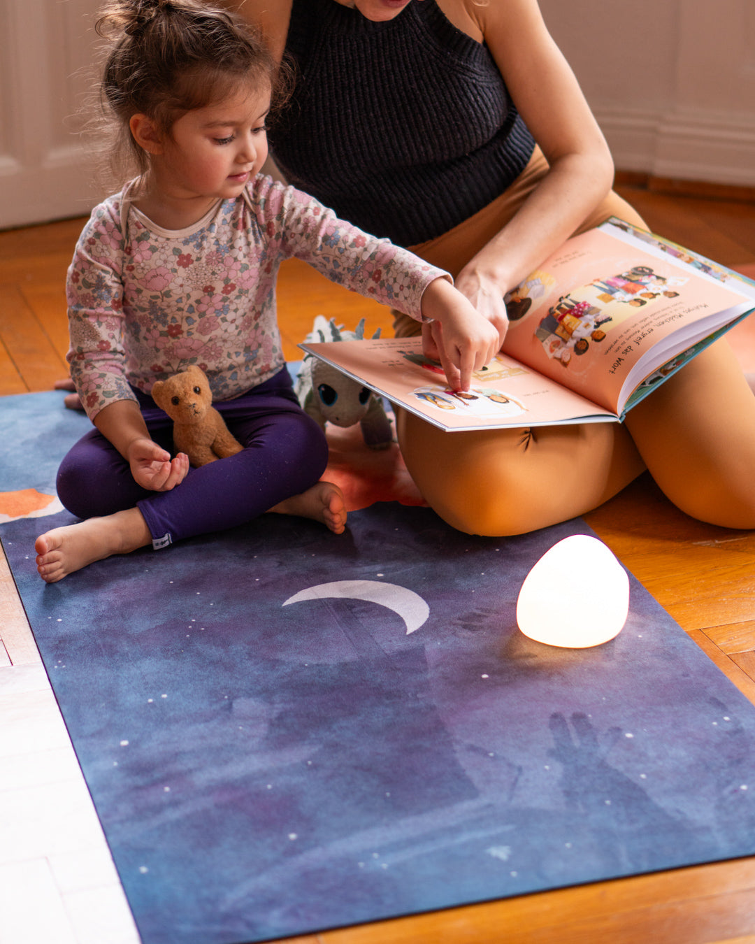 Kind spielt auf Kinder Yogamatte von MALA im Design Night Sky mit Mond und Wolken in Wasserfarben