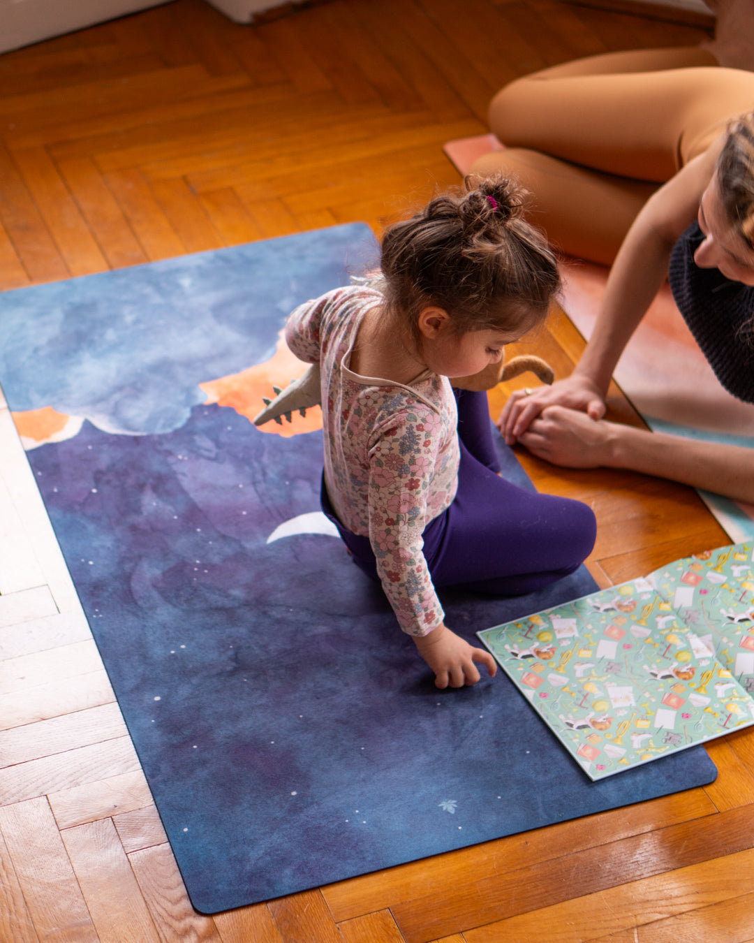 Kind spielt auf Kinder Yogamatte von MALA im Design Night Sky mit Mond und Wolken in Wasserfarben