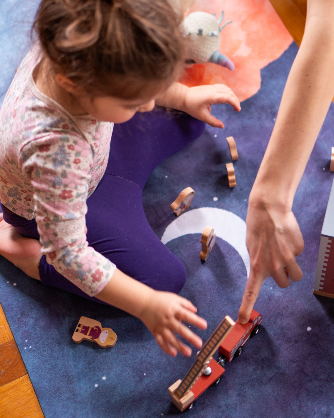 Kind spielt auf Kinder Yogamatte von MALA im Design Night Sky mit Mond und Wolken in Wasserfarben