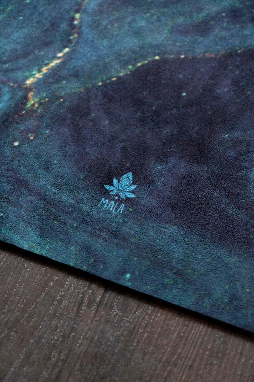 2-in-1-Yogamatte und Handtuch von MALA Yoga im Design Emerald Swirl in Edelstein Optik in den Farben grün und gold. Design im Acrylpouring Verfahren hergestellt.