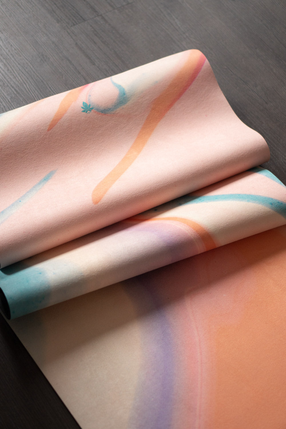 2-in-1-Yogamatte und Handtuch von MALA Yoga im Design Apricot Ink in den Farben aprikot und türkis. Design im Acrylpouring Verfahren hergestellt.
