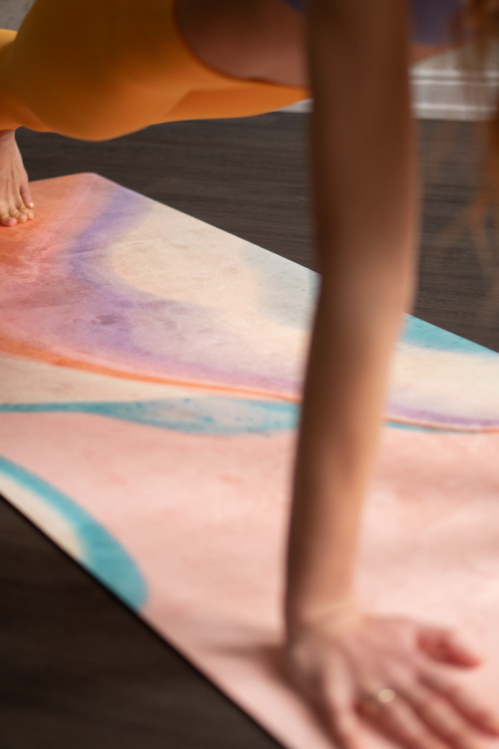 2-in-1-Yogamatte und Handtuch von MALA Yoga im Design Apricot Ink in den Farben aprikot und türkis. Design im Acrylpouring Verfahren hergestellt.