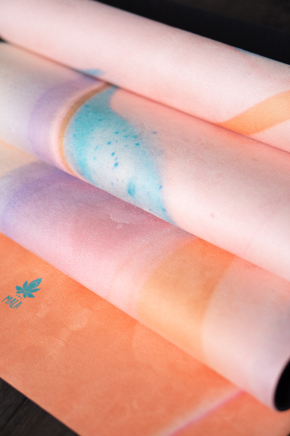 2-in-1-Yogamatte und Handtuch von MALA Yoga im Design Apricot Ink in den Farben aprikot und türkis. Design im Acrylpouring Verfahren hergestellt.