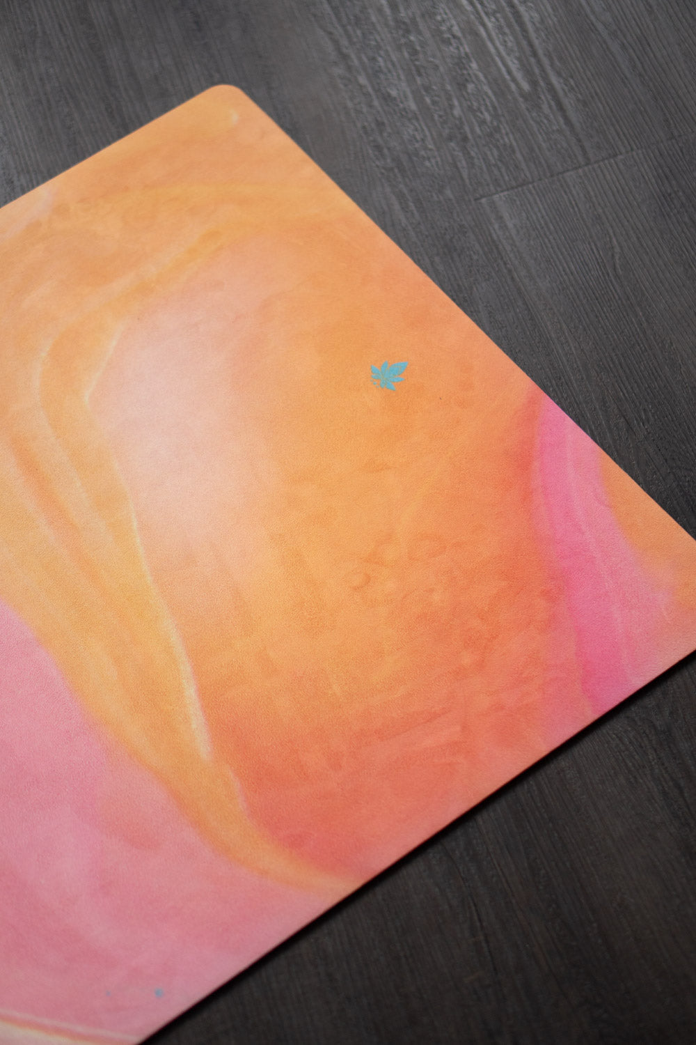 2-in-1-Yogamatte und Handtuch von MALA Yoga im Design Mango Smoothie in leuchtenden Farben. Design im Acrylpouring Verfahren hergestellt.