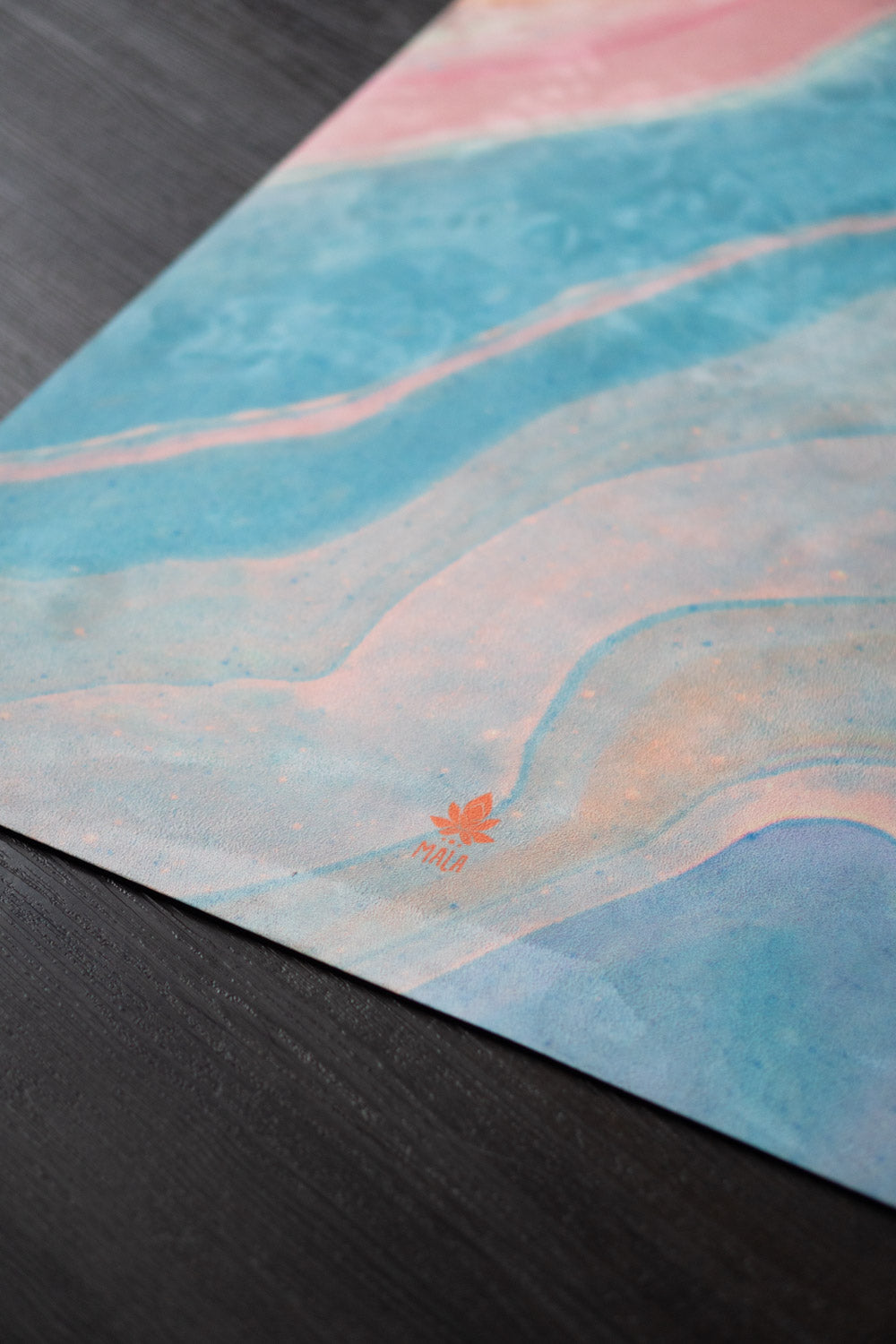 2-in-1-Yogamatte und Handtuch von MALA Yoga im Design Mango Smoothie in leuchtenden Farben. Design im Acrylpouring Verfahren hergestellt.