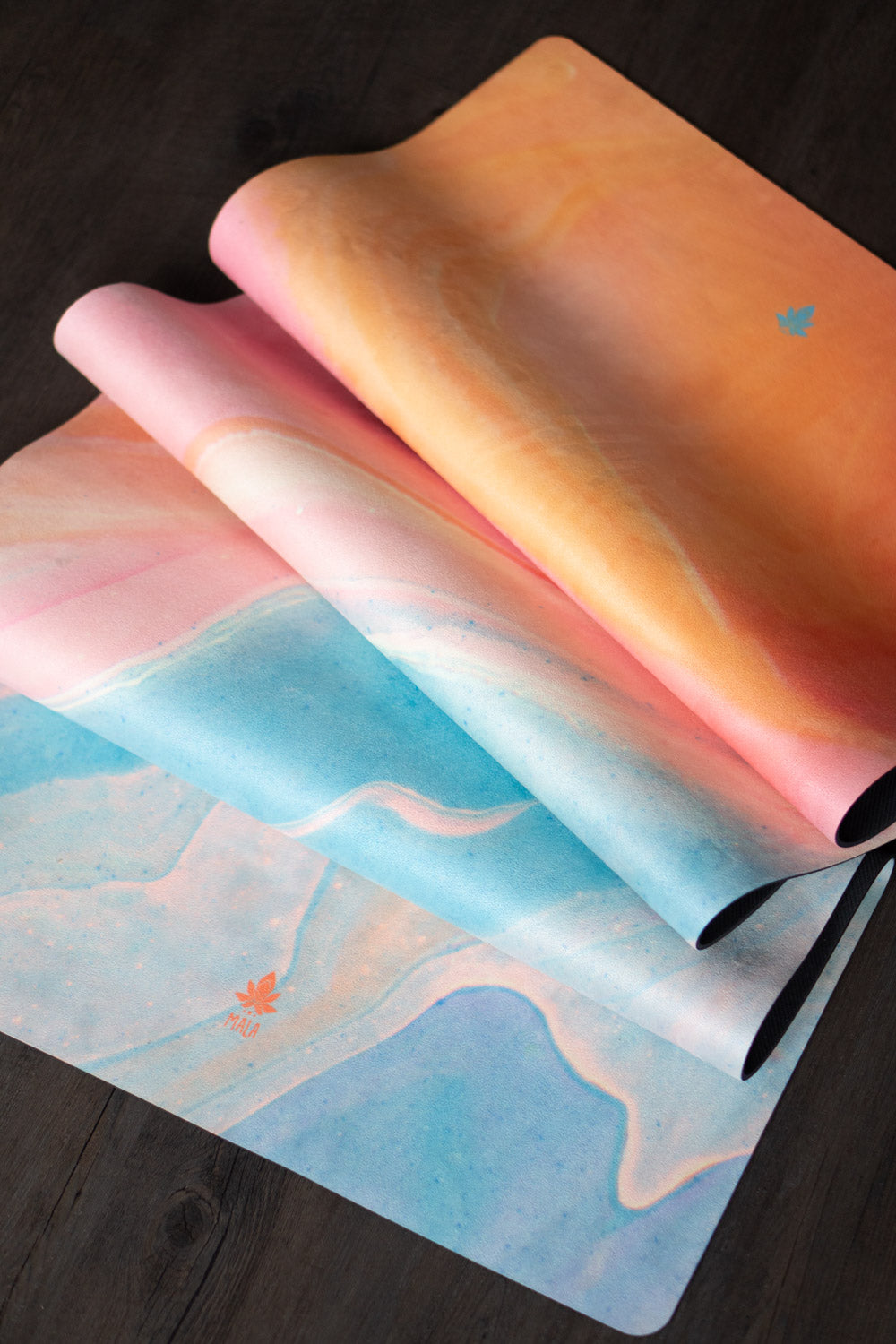 2-in-1-Yogamatte und Handtuch von MALA Yoga im Design Mango Smoothie in leuchtenden Farben. Design im Acrylpouring Verfahren hergestellt.