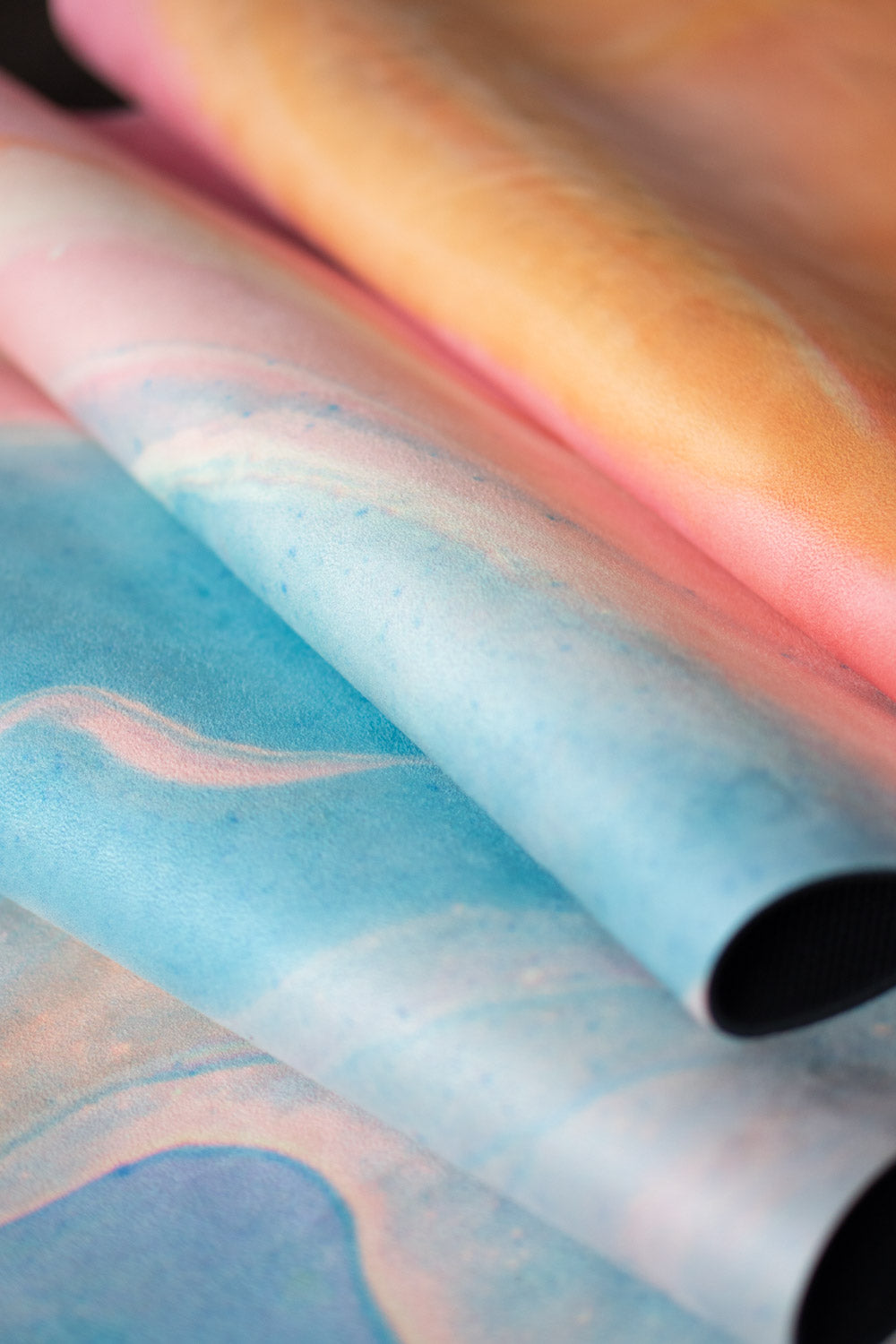 2-in-1-Yogamatte und Handtuch von MALA Yoga im Design Mango Smoothie in leuchtenden Farben. Design im Acrylpouring Verfahren hergestellt.