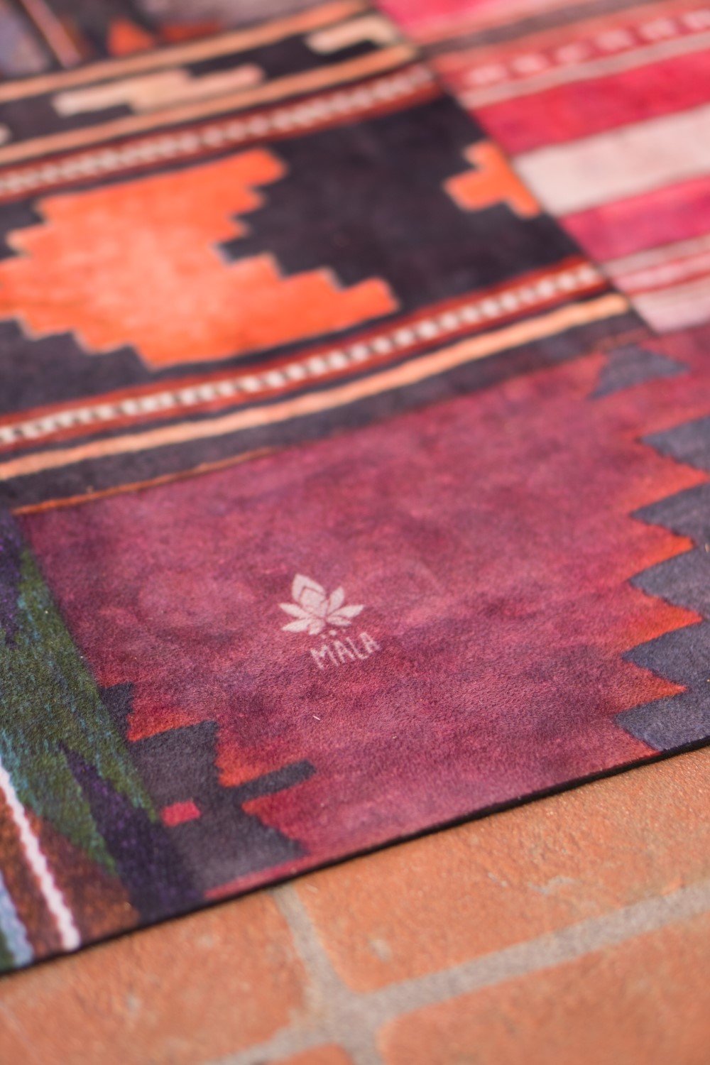2-in-1-Yogamatte und Handtuch von MALA Yoga im Design Marrakesh. Teppich Muster.