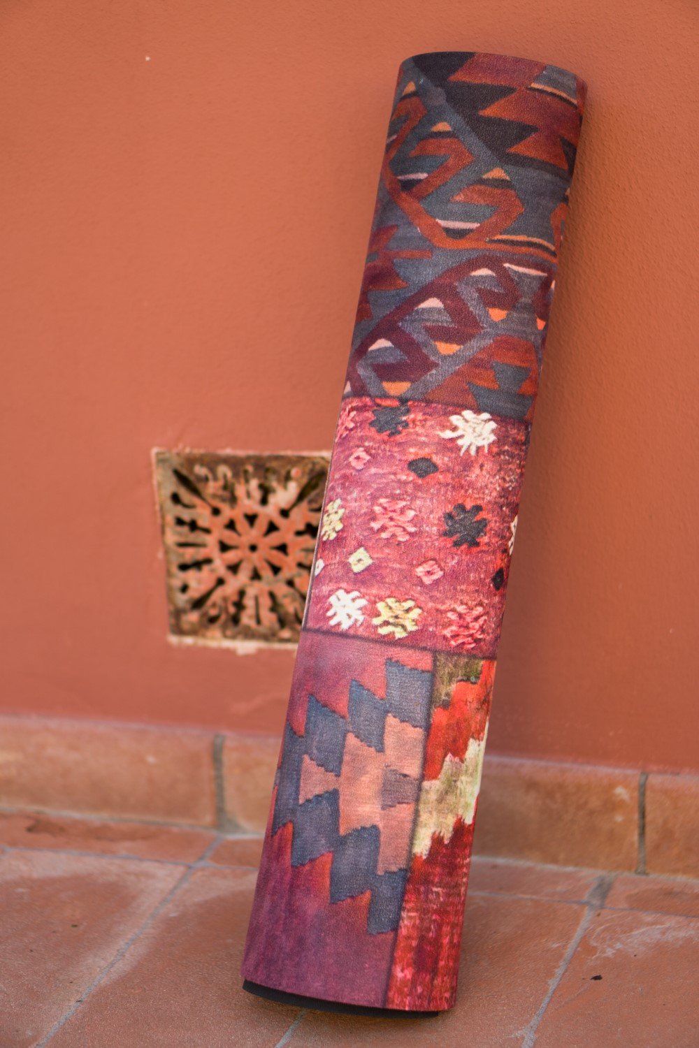 2-in-1-Yogamatte und Handtuch von MALA Yoga im Design Marrakesh. Teppich Muster.