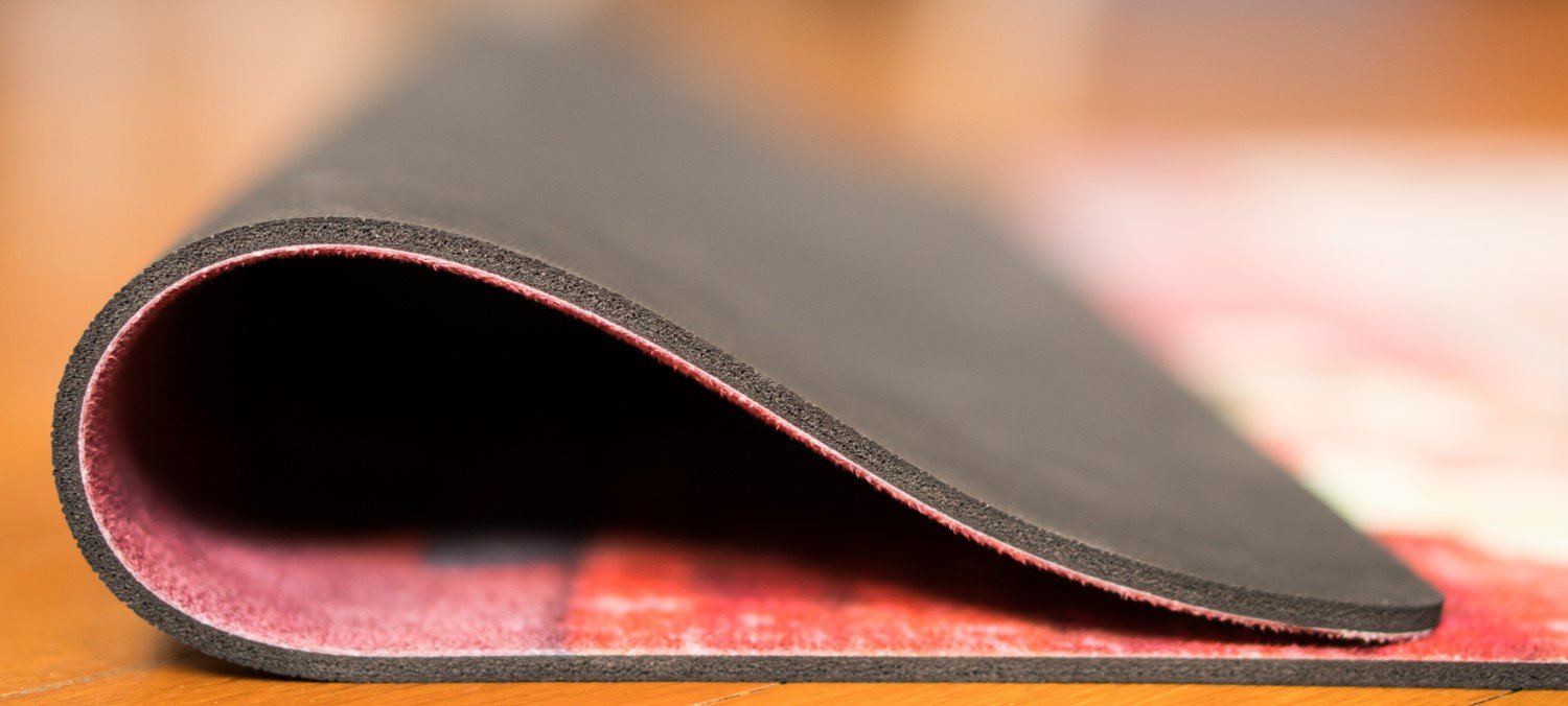 2-in-1-Yogamatte und Handtuch von MALA Yoga im Design Marrakesh. Teppich Muster.