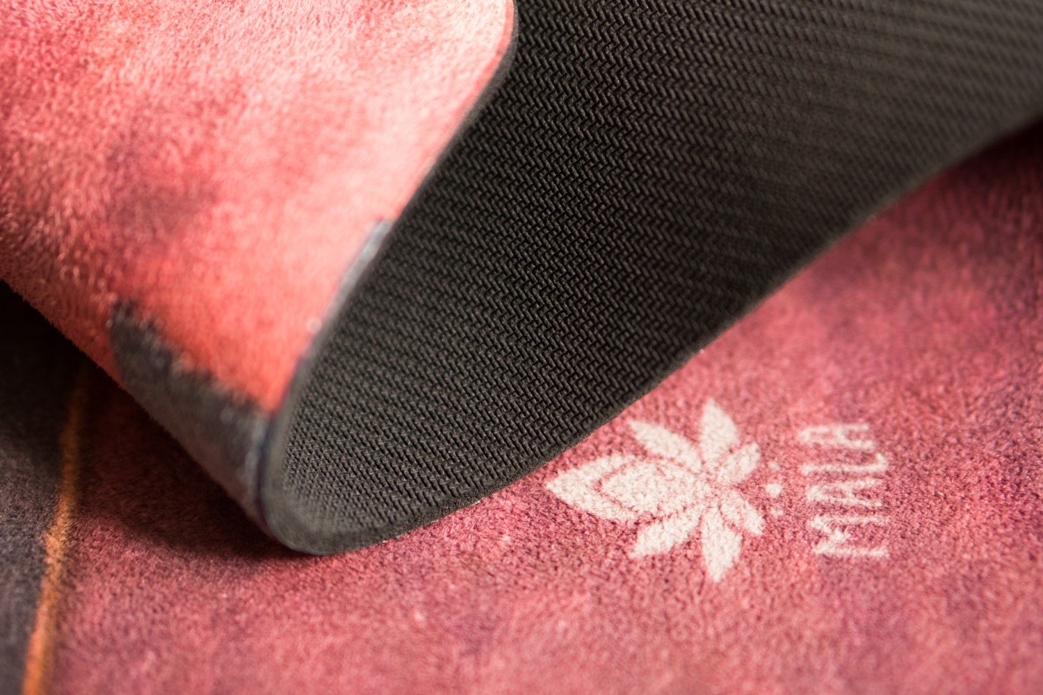 2-in-1-Yogamatte und Handtuch von MALA Yoga im Design Marrakesh. Teppich Muster.