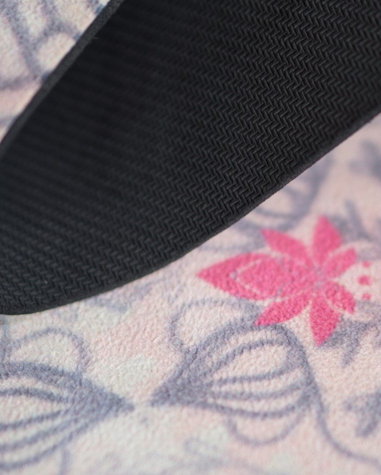 2-in-1-Yogamatte und Handtuch von MALA Yoga im Design Flying Carpet. Yogamatte mit Mandala Muster.