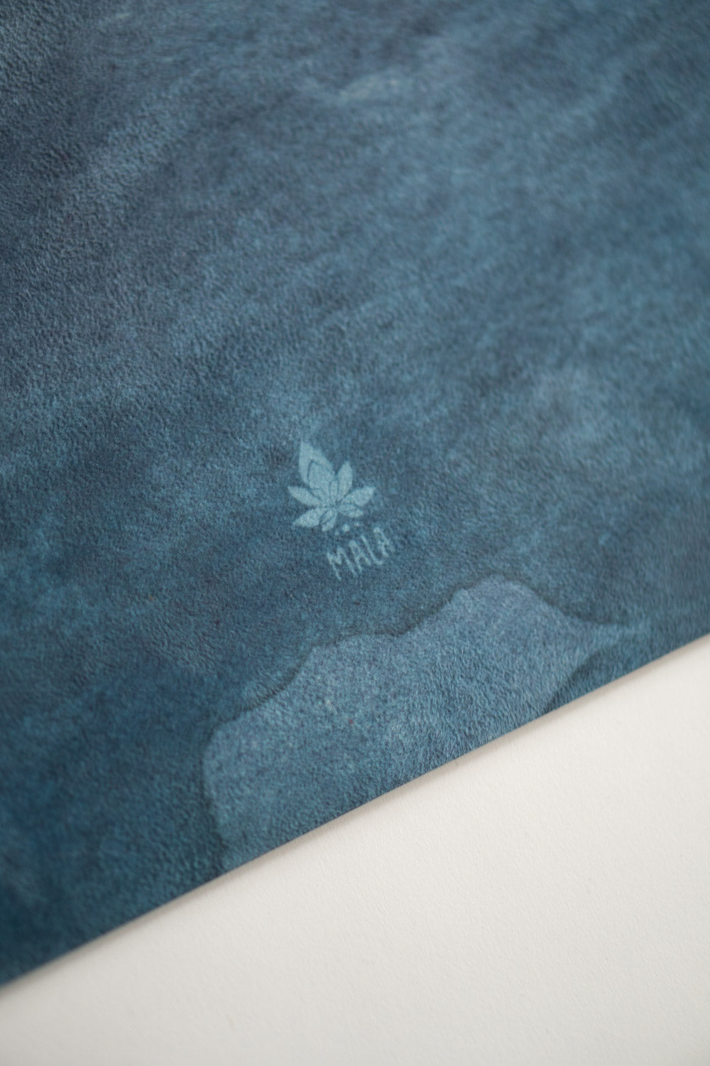 Kinder Yogamatte von MALA im Design Night Sky mit Mond und Wolken in Wasserfarben