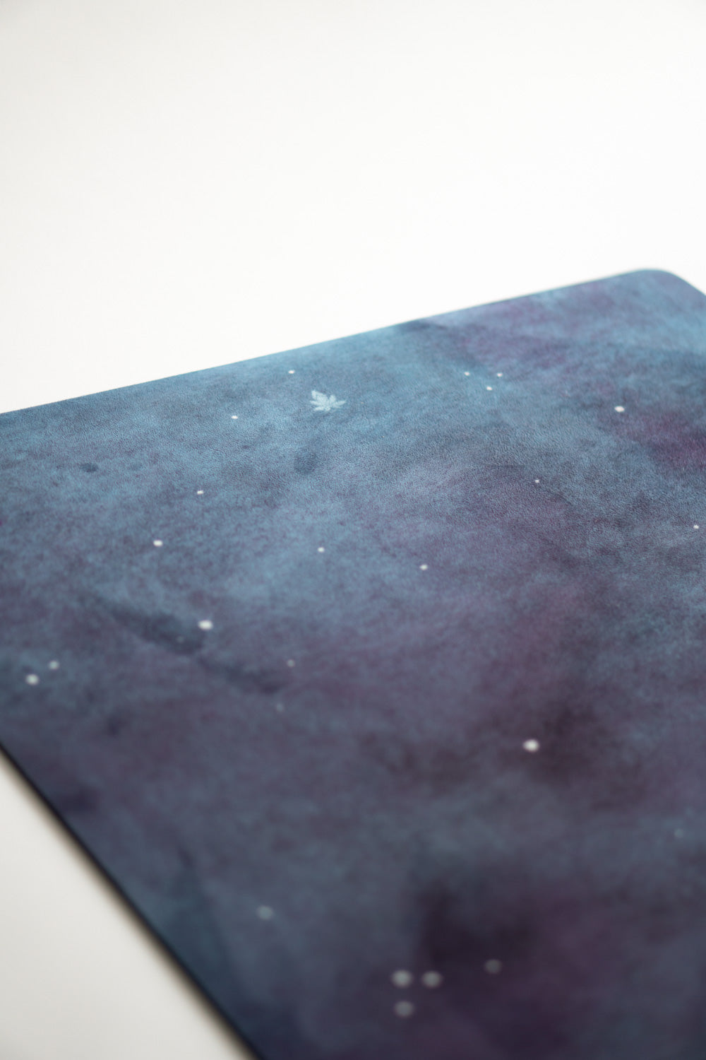 Kinder Yogamatte von MALA im Design Night Sky mit Mond und Wolken in Wasserfarben