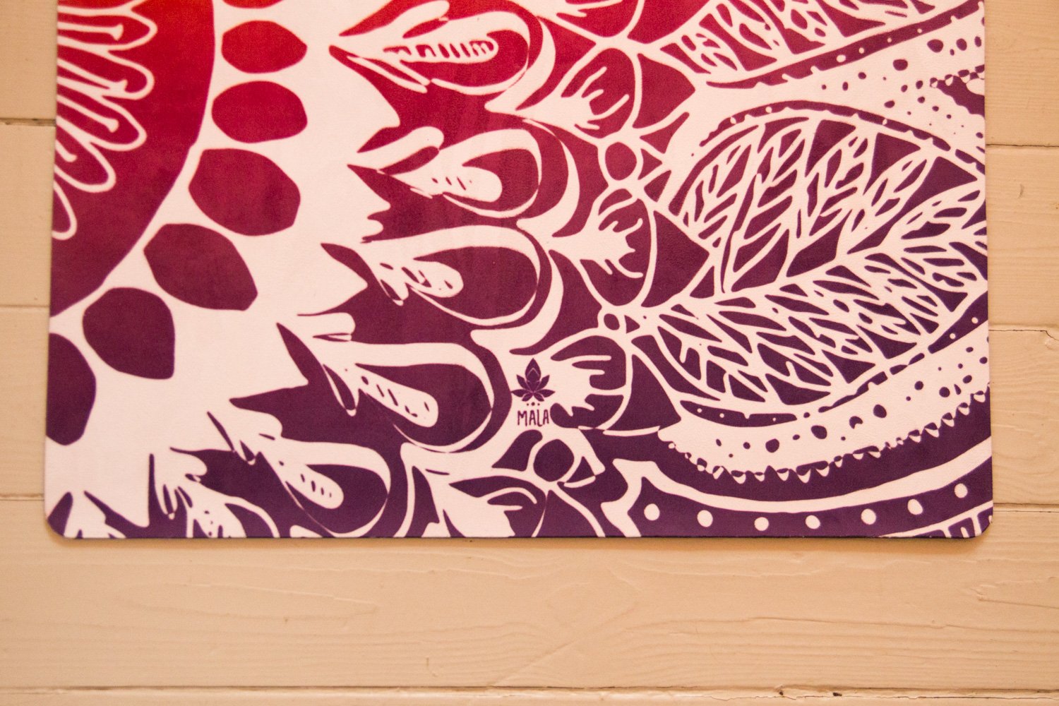 2-in-1-Yogamatte und Handtuch von MALA Yoga im Design Sunrise Mandala. Orange mit Mandala Muster.