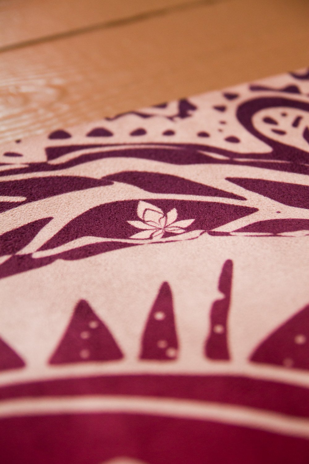 2-in-1-Yogamatte und Handtuch von MALA Yoga im Design Sunrise Mandala. Orange mit Mandala Muster.