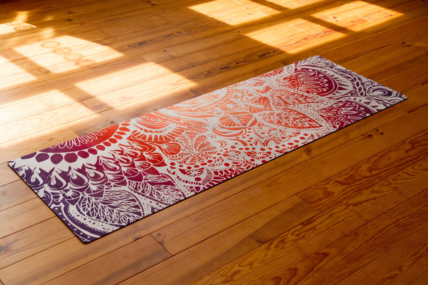 2-in-1-Yogamatte und Handtuch von MALA Yoga im Design Sunrise Mandala. Orange mit Mandala Muster.