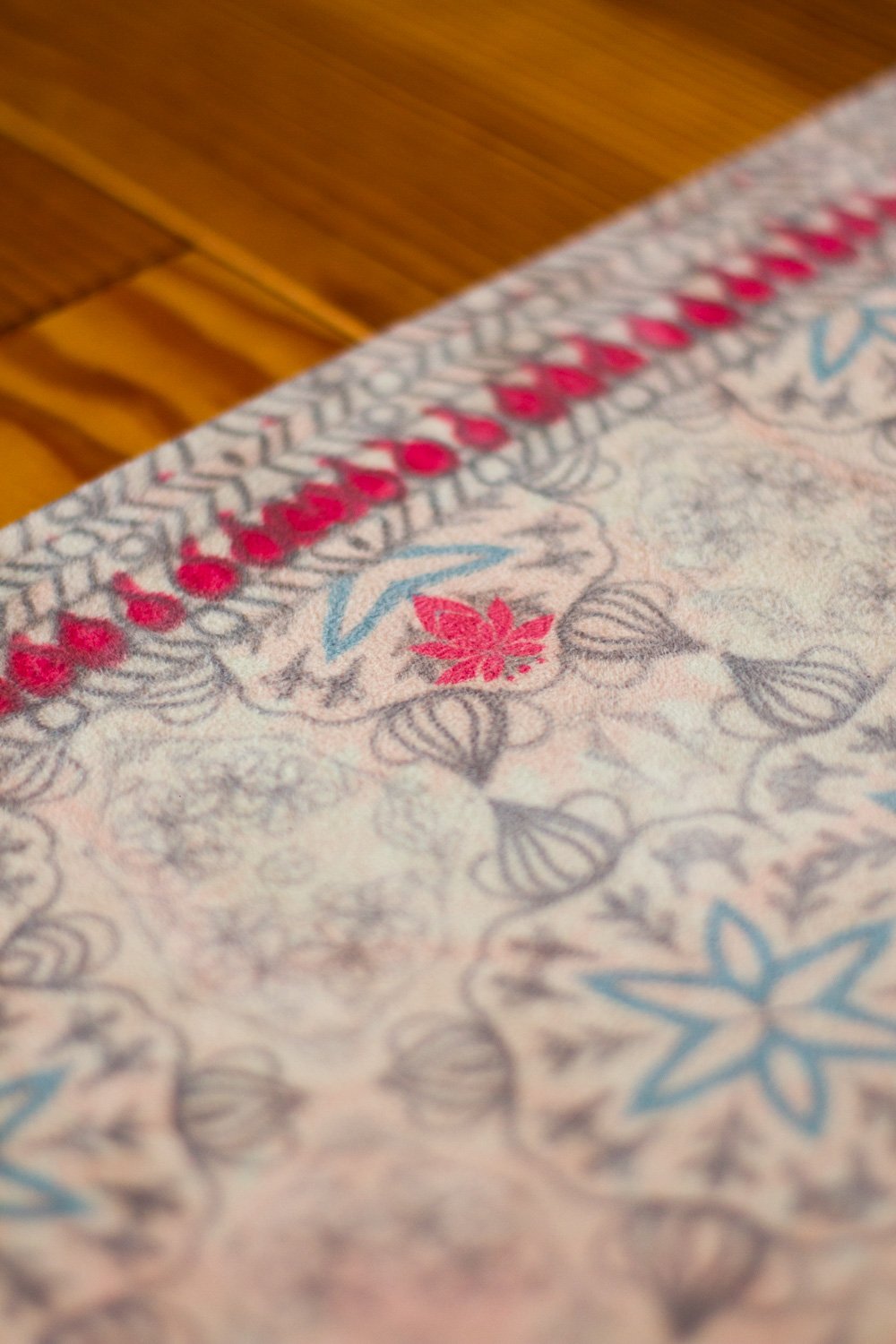 2-in-1-Yogamatte und Handtuch von MALA Yoga im Design Flying Carpet. Yogamatte mit Mandala Muster.