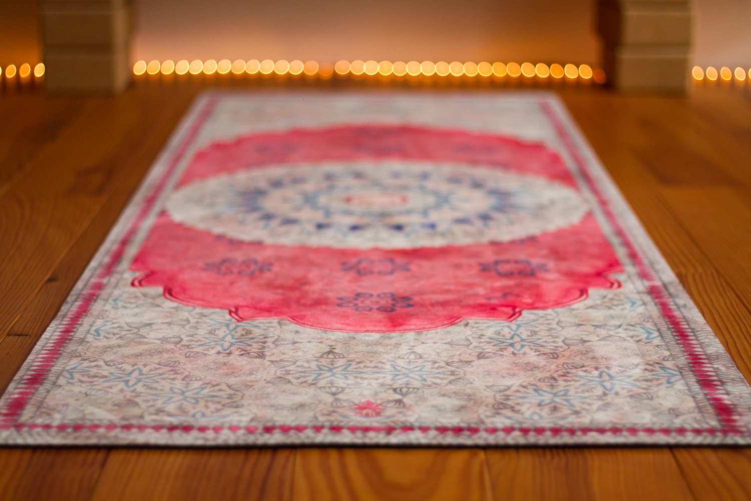 2-in-1-Yogamatte und Handtuch von MALA Yoga im Design Flying Carpet. Yogamatte mit Mandala Muster.