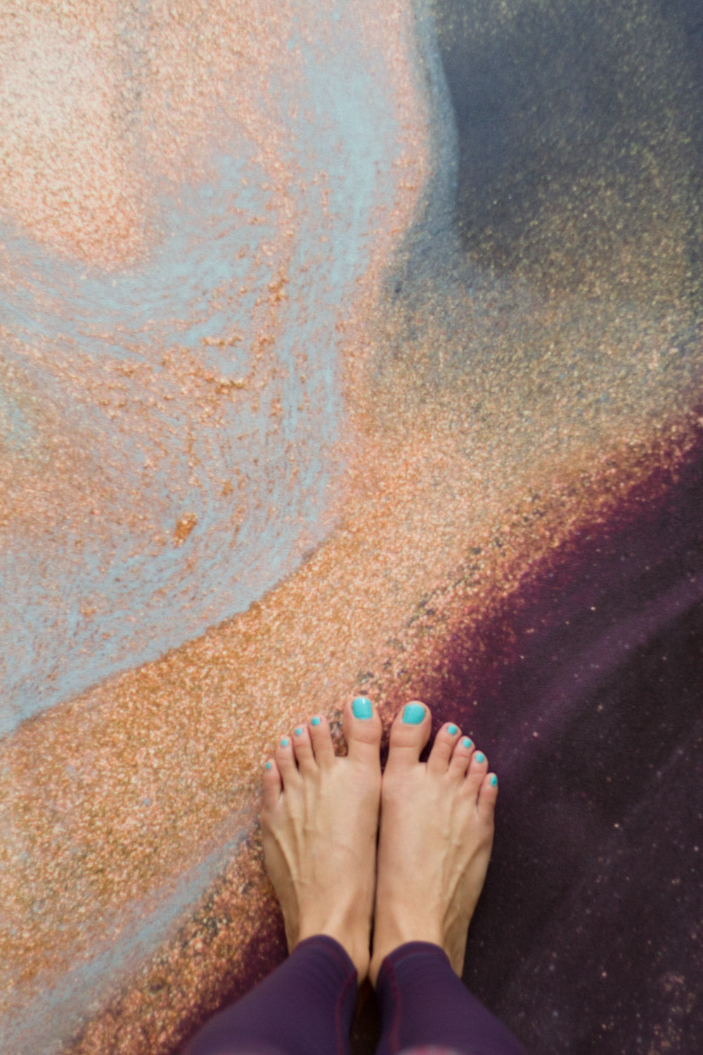 Füße auf 2-in-1-Yogamatte und Handtuch von MALA Yoga im Design Auryn.