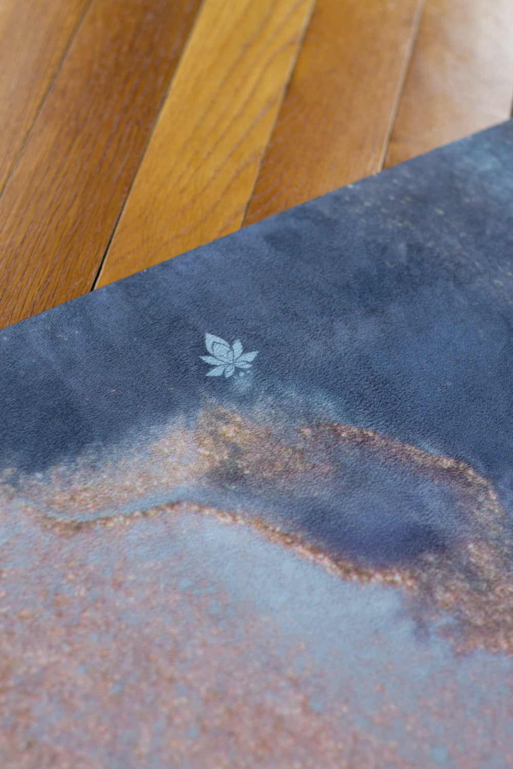 2-in-1-Yogamatte und Handtuch von MALA Yoga im Design Auryn.