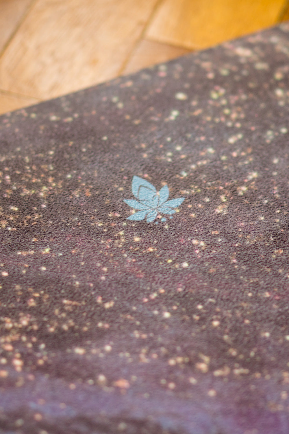 2-in-1-Yogamatte und Handtuch von MALA Yoga im Design Space Oddity.