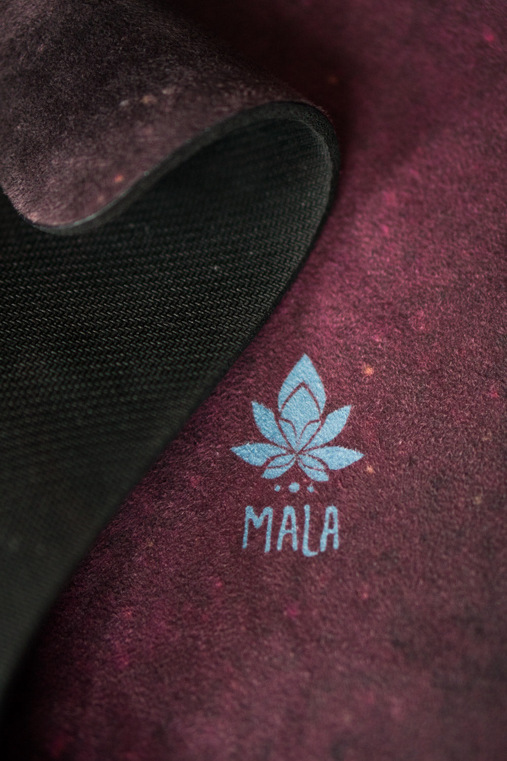 2-in-1-Yogamatte und Handtuch von MALA Yoga im Design Space Oddity.