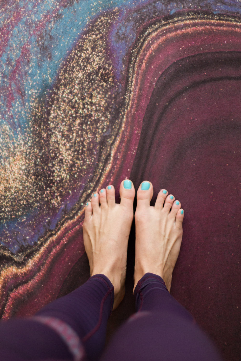 Füße auf 2-in-1-Yogamatte und Handtuch von MALA Yoga im Design Space Oddity.