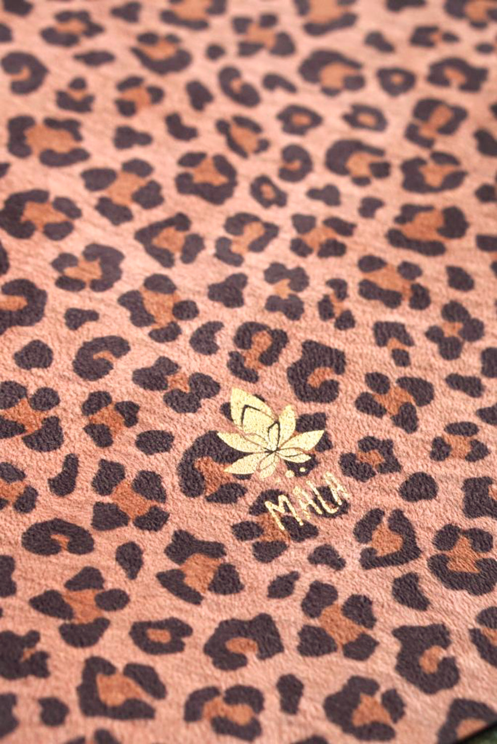 2-in-1-Yogamatte und Handtuch von MALA Yoga im Design Honey Leopard in warmen Farben.