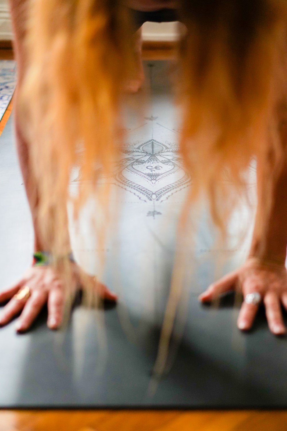 Non Slip PU Yogamatte von MALA Yoga im Design Black Lotus in schwarz mit lasergraviertem Lotus und Ausrichtungslinien.