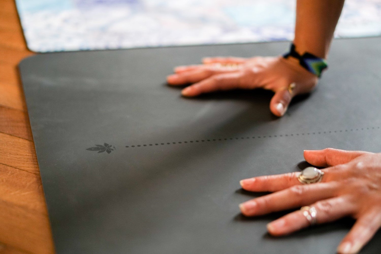 Non Slip PU Yogamatte von MALA Yoga im Design Black Lotus in schwarz mit lasergraviertem Lotus und Ausrichtungslinien.