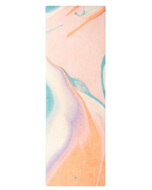 2-in-1-Yogamatte und Handtuch von MALA Yoga im Design Apricot Ink in den Farben aprikot und türkis. Design im Acrylpouring Verfahren hergestellt.