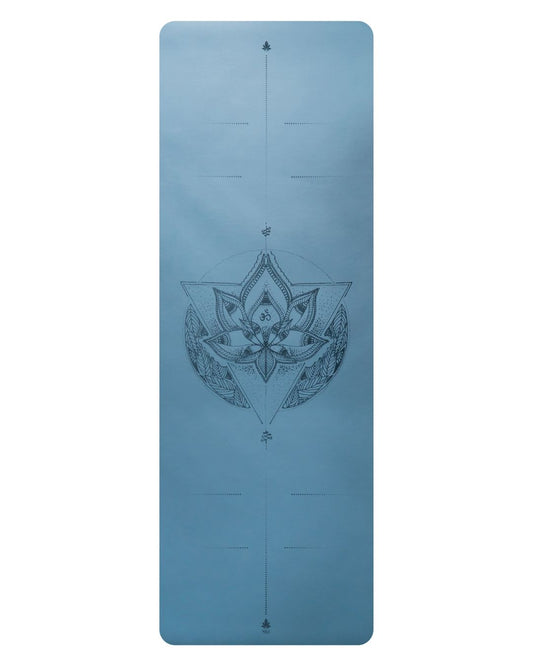 Non Slip PU Yogamatte von MALA Yoga im Design Azure Lotus in blau mit lasergraviertem Lotus und Ausrichtungslinien. 