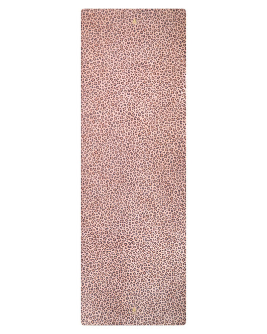 2-in-1-Yogamatte und Handtuch von MALA Yoga im Design Honey Leopard in warmen Farben.