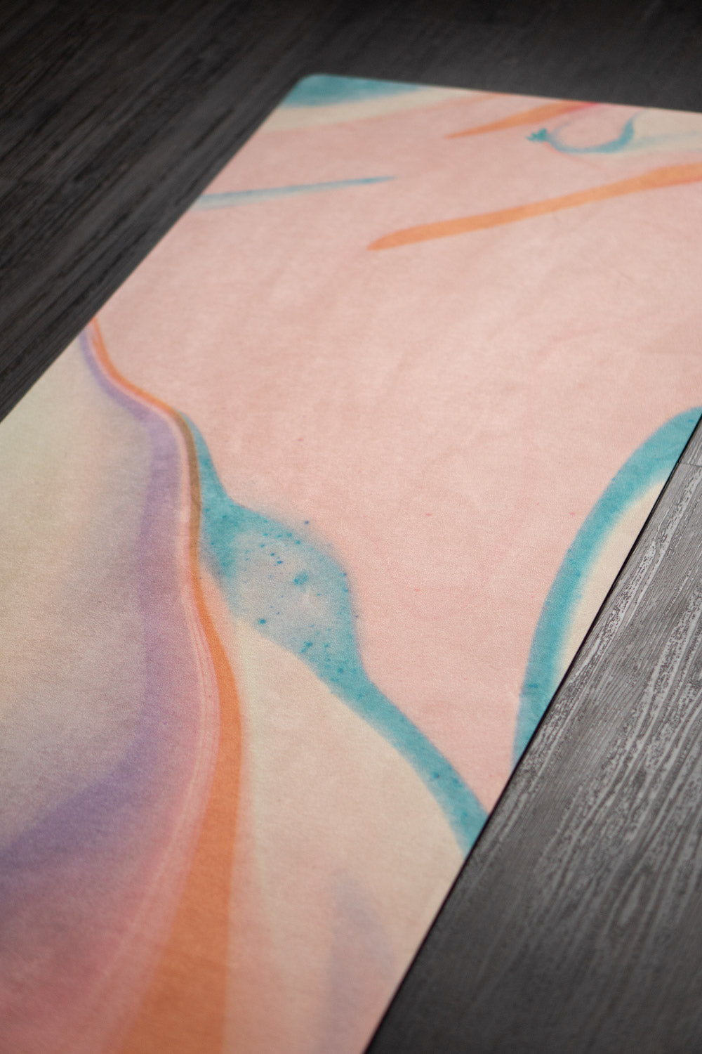 2-in-1-Yogamatte und Handtuch von MALA Yoga im Design Apricot Ink in den Farben aprikot und türkis. Design im Acrylpouring Verfahren hergestellt.