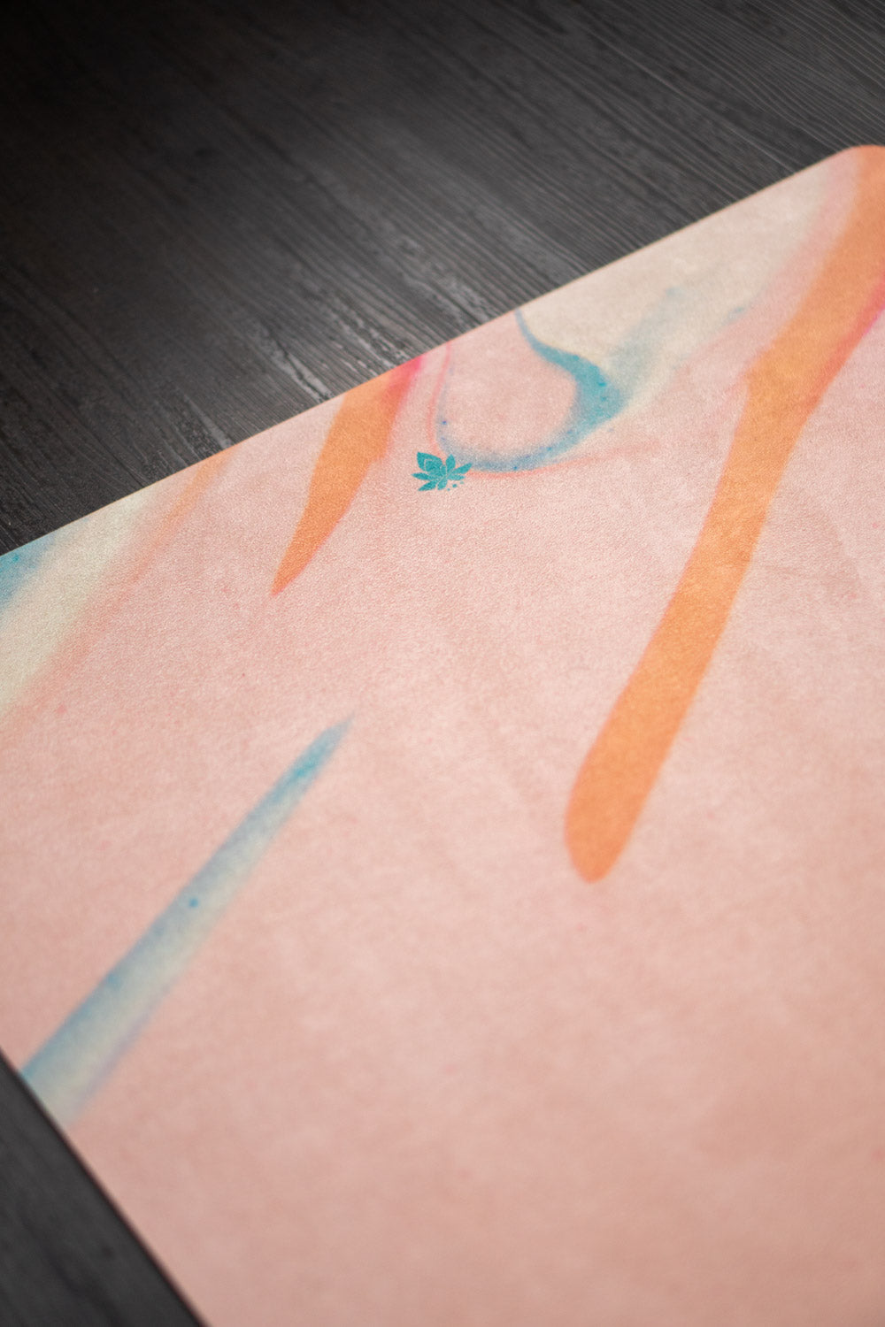 2-in-1-Yogamatte und Handtuch von MALA Yoga im Design Apricot Ink in den Farben aprikot und türkis. Design im Acrylpouring Verfahren hergestellt.