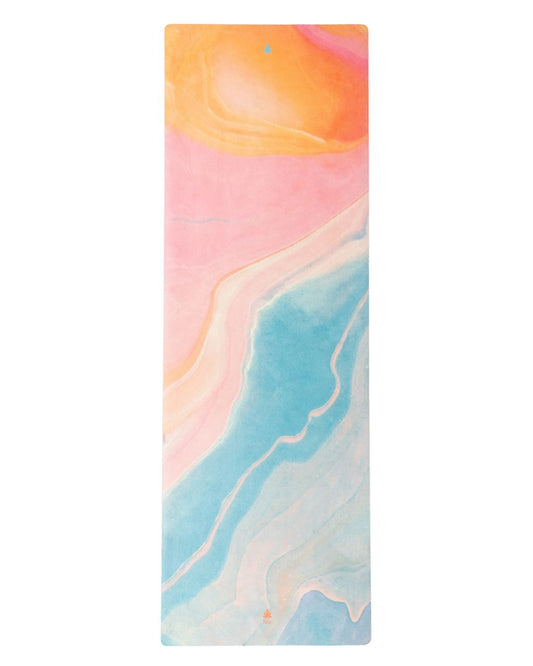 2-in-1-Yogamatte und Handtuch von MALA Yoga im Design Mango Smoothie in leuchtenden Farben. Design im Acrylpouring Verfahren hergestellt.