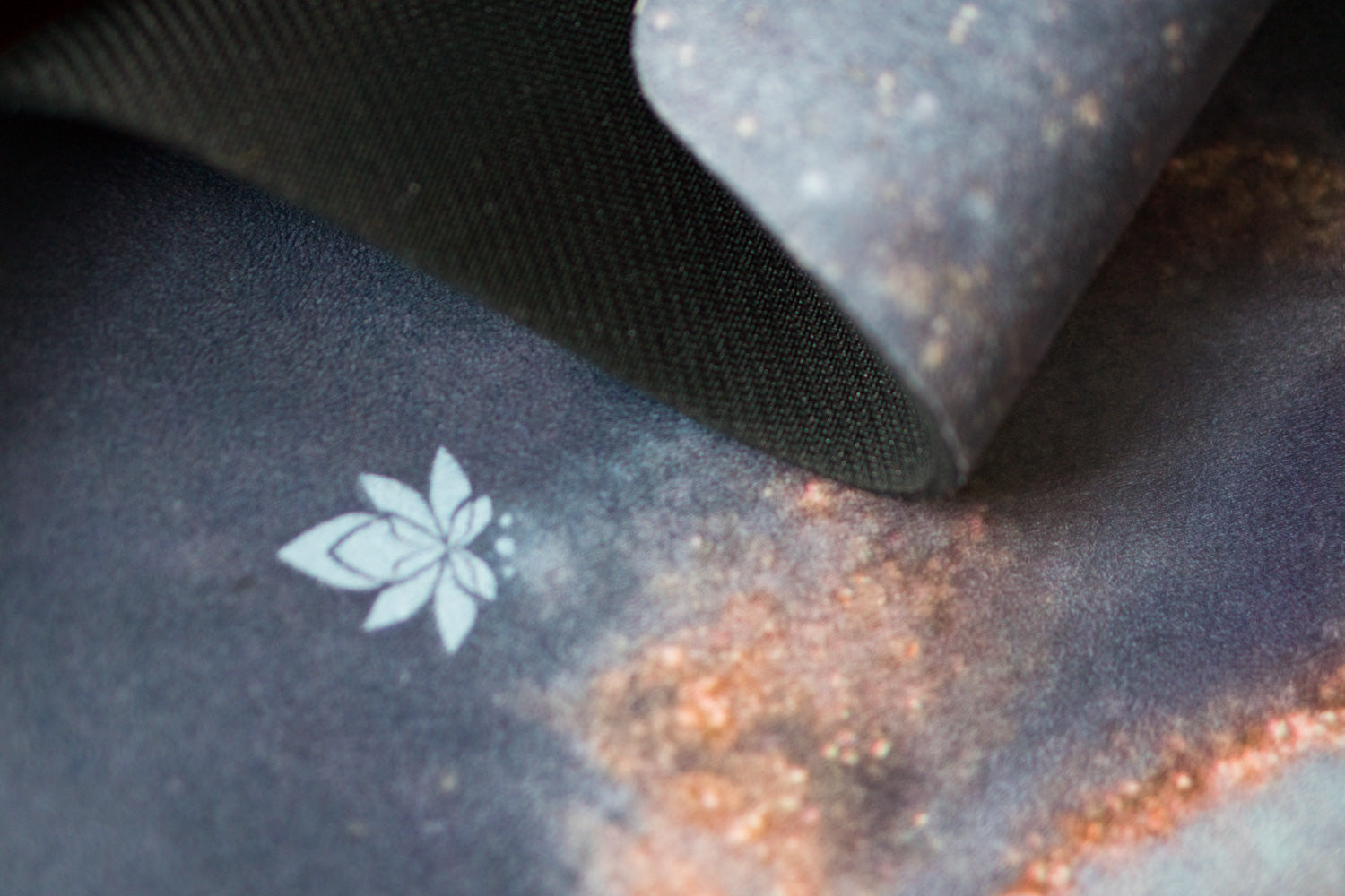 2-in-1-Yogamatte und Handtuch von MALA Yoga im Design Auryn. 