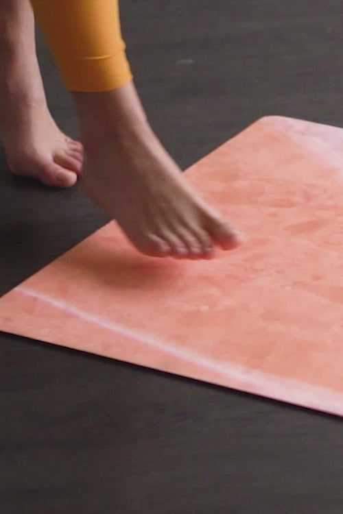 Video von 2-in-1-Yogamatte und Handtuch von MALA Yoga im Design Apricot Ink in den Farben aprikot und türkis. Design im Acrylpouring Verfahren hergestellt.