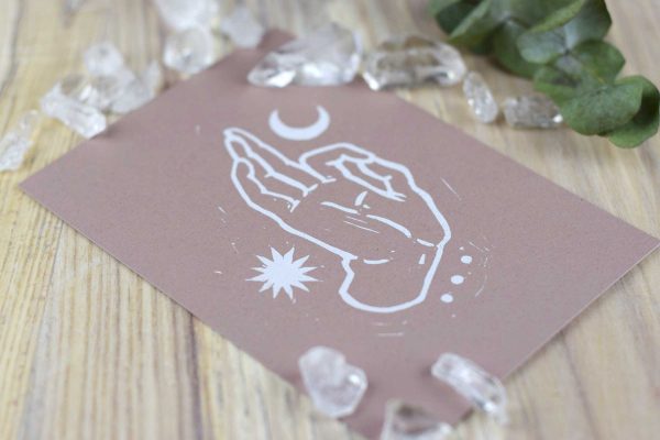<strong>Gyan Mudra — Rosé-Taupe</strong> White print on rose-taupe cardboard, 350g, A6