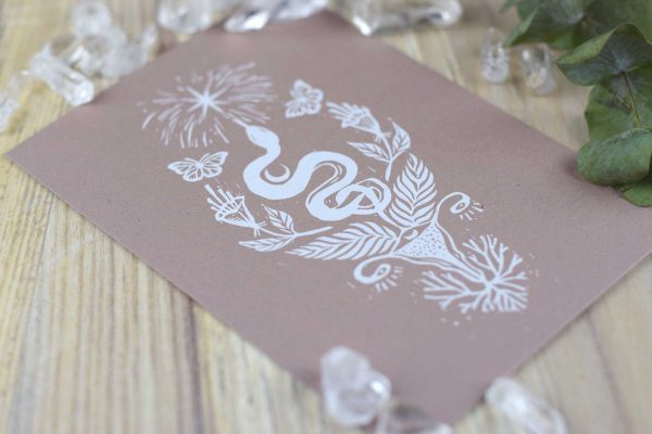 <strong>Snake — rosé-taupe</strong> White digital print on high-quality rosé-taupe cardboard, 270g, A6